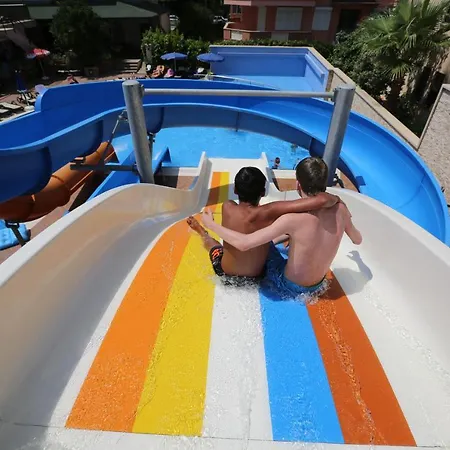 מלון דירות Almera Park 4*